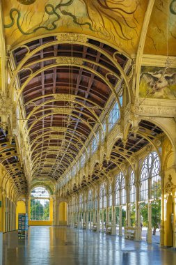 Marianske Lazne, Çek Cumhuriyeti 'ndeki Main Spa Colonnade. Neo-Barok sütunları 1888 ve 1889 yılları arasında inşa edildi.. 