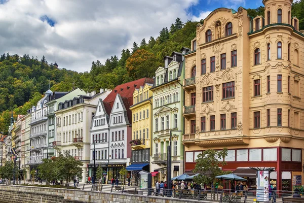 Çek Cumhuriyeti Karlovy Vary Şehir Merkezinde Tarihi Evleri Olan Bir — Stok fotoğraf