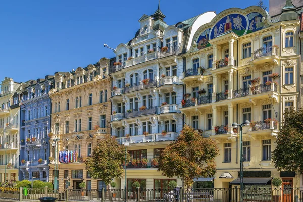 Çek Cumhuriyeti Karlovy Vary Şehir Merkezinde Tarihi Evleri Olan Bir — Stok fotoğraf