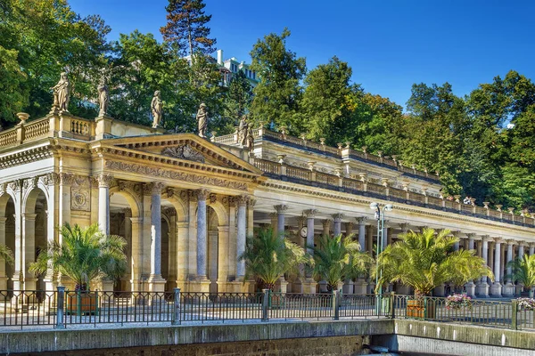 米尔殖民地 Mill Colonnade 是捷克卡洛维瓦里 Karlovy Vary 的一个大型殖民地 内有数个温泉 — 图库照片