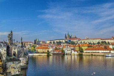 Çek Cumhuriyeti 'nin Charles Köprüsü' nden Prag kalesiyle Prag manzarası