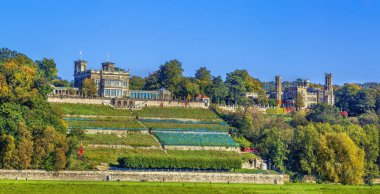Lingner Sarayı ve Eckberg Sarayı Dresden, Saksonya, Almanya 'daki Elbe Nehri' nin yukarısında.