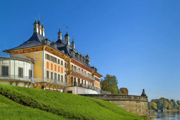 バロック宮殿ピルニッツは ドイツのザクセン州エルベ川のドレスデン近くに位置しています — ストック写真
