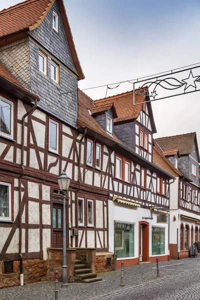 ドイツ ヘッセのブディンゲンに由緒ある半木造の家のある通り — ストック写真