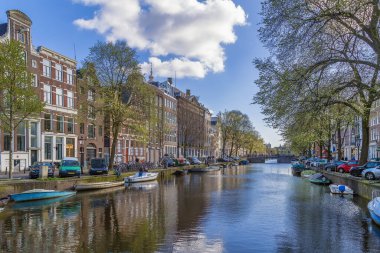 Hollanda 'daki tarihi evlerle Amsterdam Kanalı manzarası