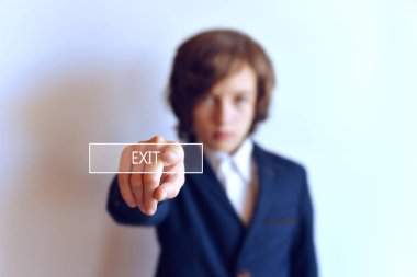 El ile düğmesini çıkış. Genç adam exit düğmesine basar. Elektronik teknolojisi