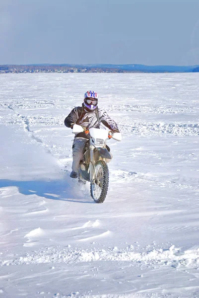 摩托车司机在冬天 摩托车司机在冬天路 免版税图库照片