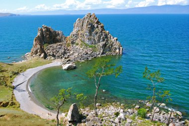 Baraj gölünün kıyısında bir rock ile çok güzel manzara. Bir kaya ve öğleden sonra bir koy ile Deniz baykal.