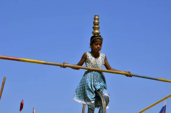 Panaji Goa Índia 2011 Uma Menina Índia Uma Corda Fundo — Fotografia de Stock