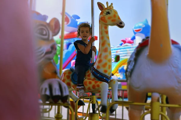 Barn Karusellen Liten Flicka Karusellen Barn Attraktioner — Stockfoto