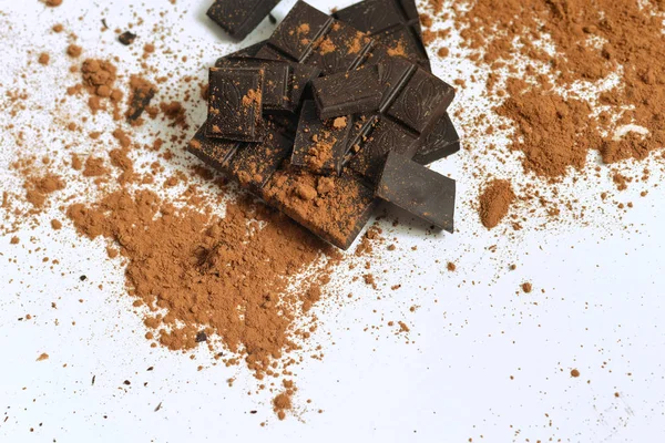 白色背景的巧克力 苦涩的巧克力和可可 仍然生活与巧克力 图库图片