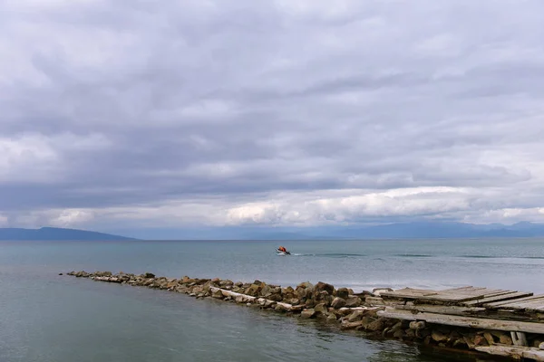 美丽的风景与水和多云的天空 从岸边看湖 美丽的天空 船在水上 — 图库照片