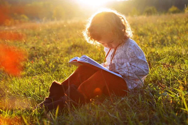 Das Kind Herbst Ein Mädchen Mit Einem Buch Sitzt Sonnenuntergang — Stockfoto