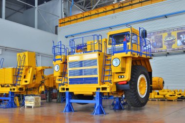 Araştırma damperli kamyon imalat tesisi. Atölye montaj büyük damperli kamyon.