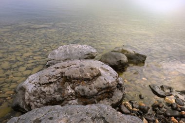 Taşlı bir göl kıyısında ile manzara. Büyük taşlar temiz su temizleyin. Saf Moğol göl Hovsgol