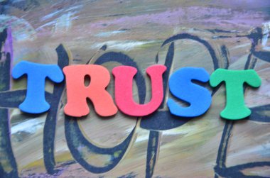 Renkli bir arka plan üzerinde kelime güven