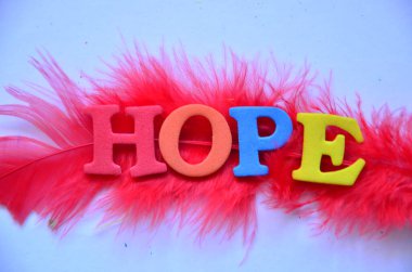 soyut renkli bir arkaplanda umut kelimesi