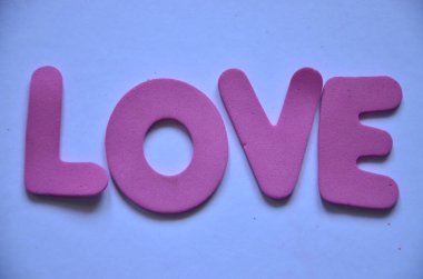 Soyut arkaplanda aşk kelimesi