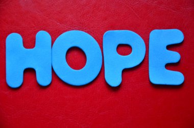 renkli bir arka plan üzerinde kelime umut