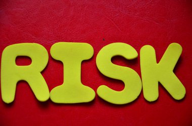 bir arka plan üzerinde kelime risk