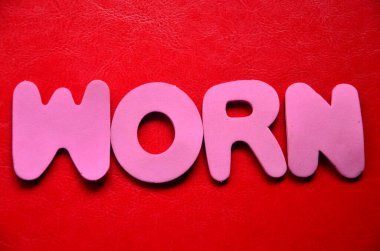 İşletme ve eğitim konsepti için kırmızı üzerine yazılmış renkli bir arkaplan üzerine kelime yazma metni