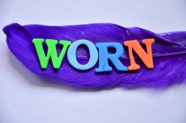 Kağıt bir sayfanın arka planında harfli tüyler var.