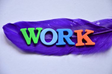 Renkli kalemlerin renkli harflerinden kelime çalışması kopyalama alanı olan beyaz bir arkaplanda izole edilmiş, düz yatıyordu