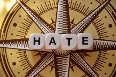 İçinde nefret ve kalp olan tahta bloklar..