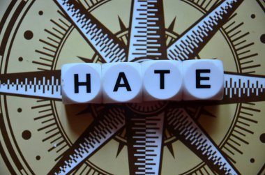 Kelime durdurma ve tahta küpler.