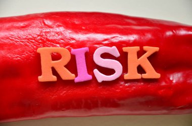 Renkli bir küpte kırmızı kelime riski