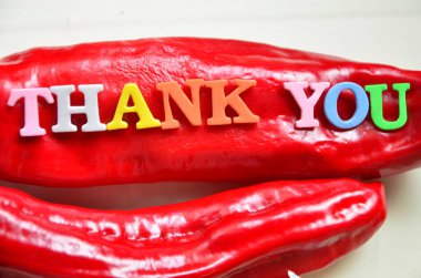 Beyaz arka planda kırmızı ruj ile imzalayın.