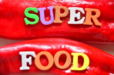 kırmızı ve mavi renkli harfler ve süper