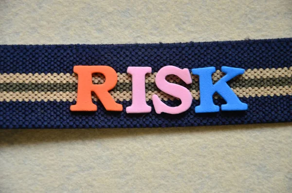 renkli bir arka plan üzerinde kelime risk