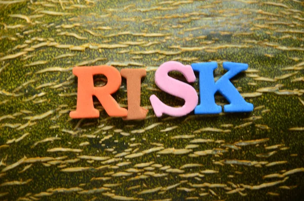 bir arka plan üzerinde kelime risk