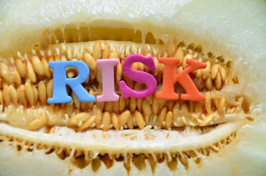 Renkli arka plan üzerinde kelime Risk