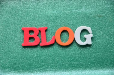 Beyaz bir kağıda yazılmış kelime günlüğü