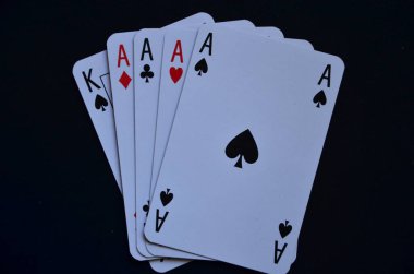 Siyah arkaplanda kart oynanıyor.