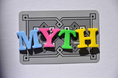 Kavramsal el yazısı doğruluğunu gösteriyor. bir olay ya da sahte yapışkan not kağıdı arkaplanı olarak gerçek veya bir olay haline gelen iş fotoğrafı metni