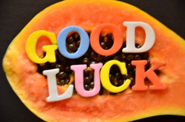 Soyut renkli bir arka planda iyi şanslar.