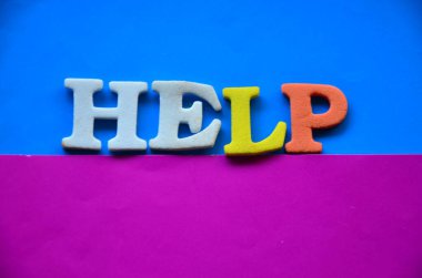 Renkli bir arkaplanda yardım sözcüğü