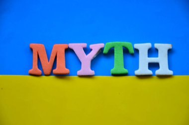 Tahtadan yapılmış renkli bir alfabe harfi.