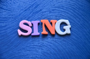 Renkli bir arkaplanda harflerle sözcük şarkısı