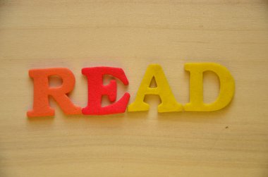 Tahta bloklardan sözcük okuma.