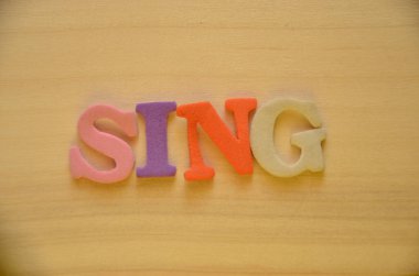 Renkli harflerden yapılmış kelime müziği.