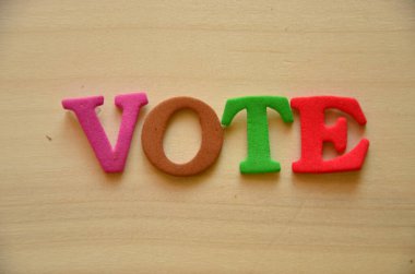 renkli bir arka plan üzerinde kelime oy