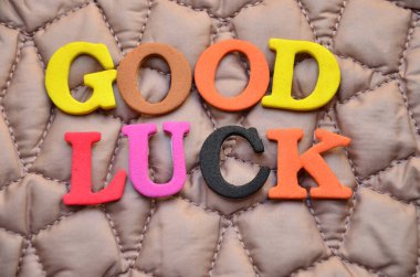 Soyut renkli bir arkaplanda kelime şansı