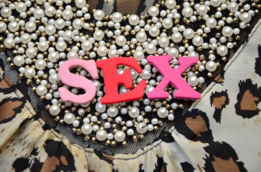 Soyut bir arkaplanda kelime aşkı