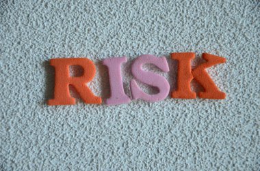 Soyut arkaplanda risk sözcüğü