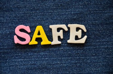 Güvenli kelimesi soyut arkaplanda yazılıdır