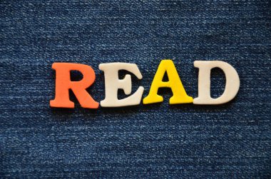 Renkli harflerin soyut arkaplanda okunan metin